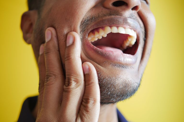 Infecciones en las muelas: síntomas, causas y tratamientos